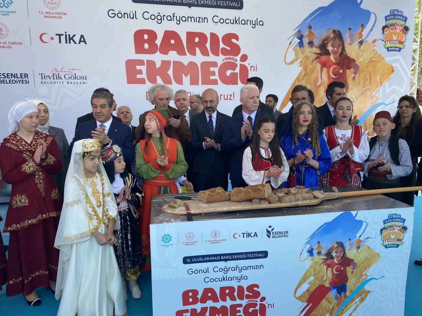 Esenler’de 8 ülkeden gelen çocuklar barış ekmeği pişirdi
