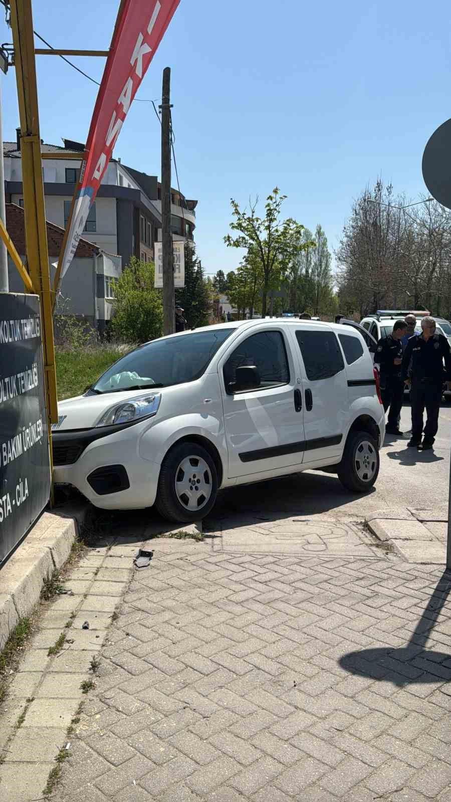 Polisten ka&ccedil;an ara&ccedil; aydınlatma direğine &ccedil;arptı
