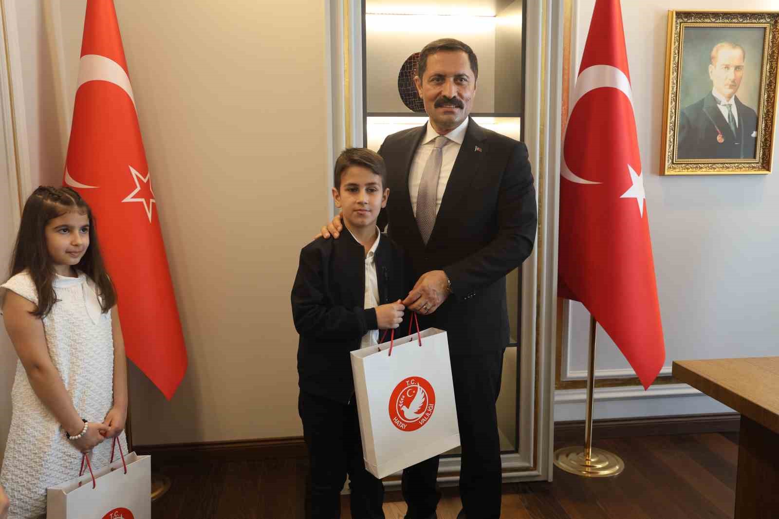 Vali makamını devralan 9 yaşındaki Ali Kemal koltuğun hakkını verdi