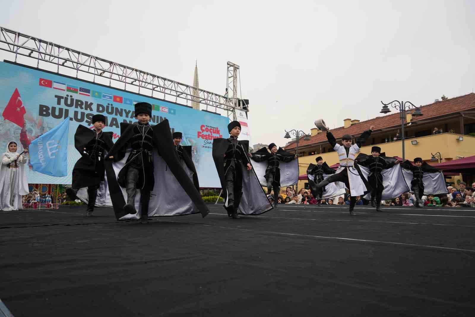 T&uuml;rk d&uuml;nyası &ccedil;ocuklarından coşkulu  halk oyunu g&ouml;sterisi
