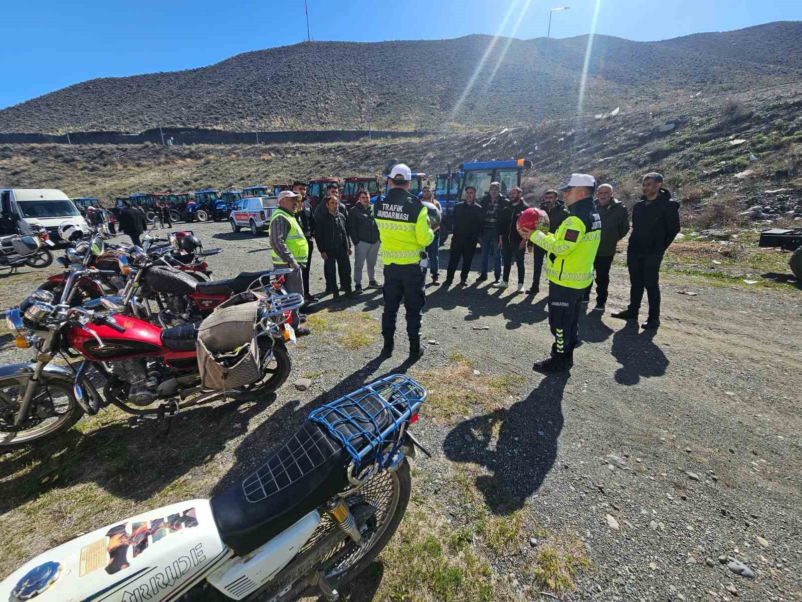 Kağızman’da motosiklet sürücüleri bilgilendirildi