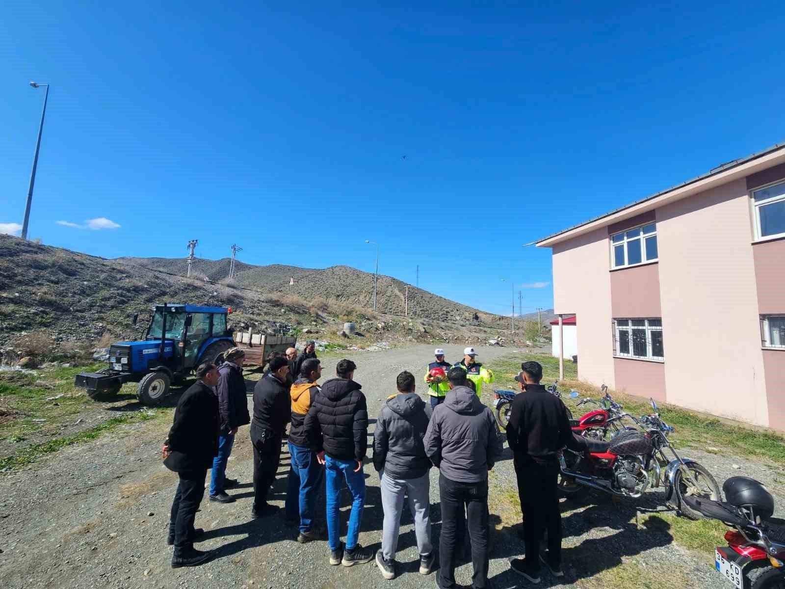 Kağızman’da motosiklet sürücüleri bilgilendirildi