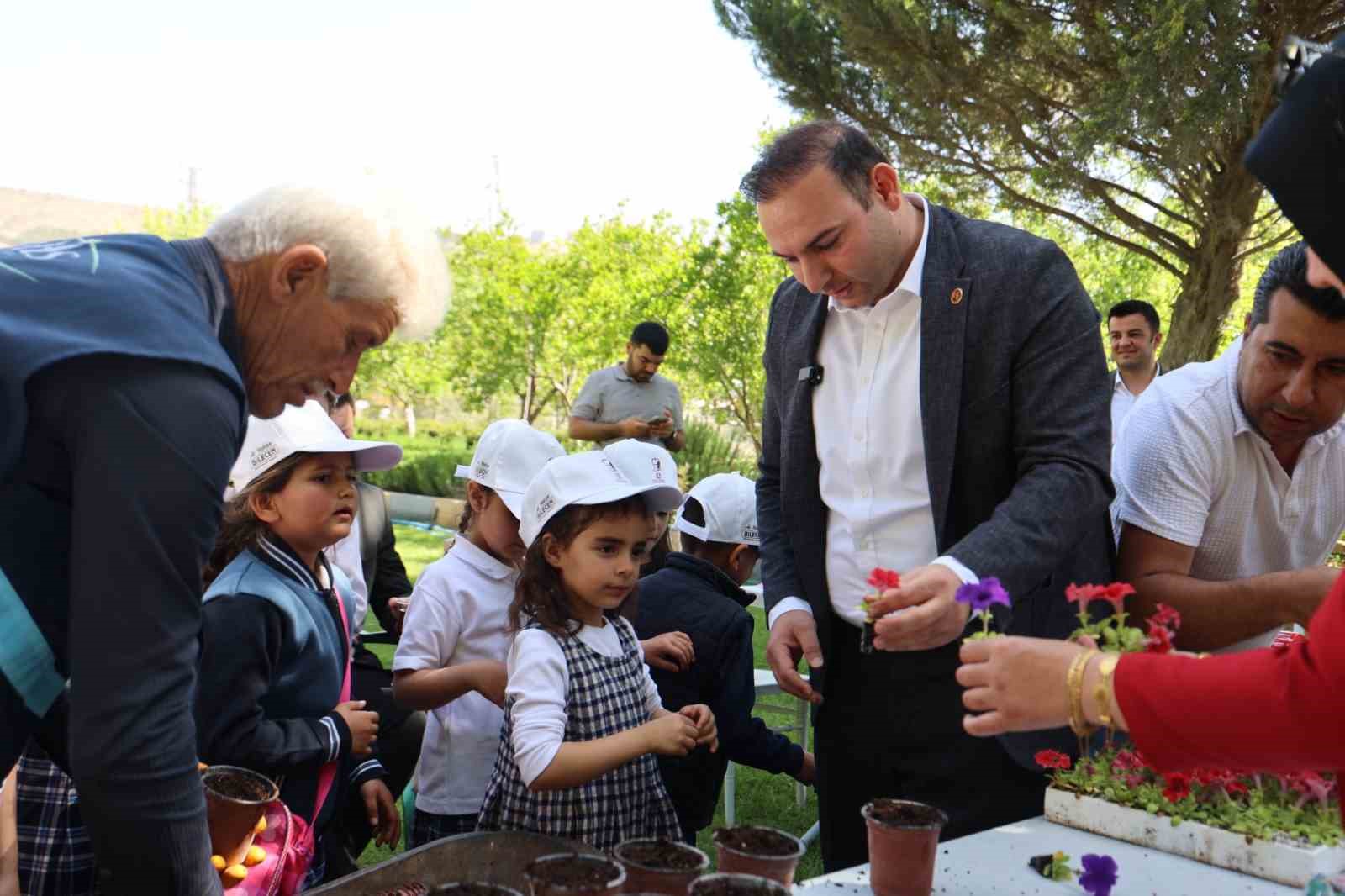 Başkan Bilecen, serada çocukları ağırladı