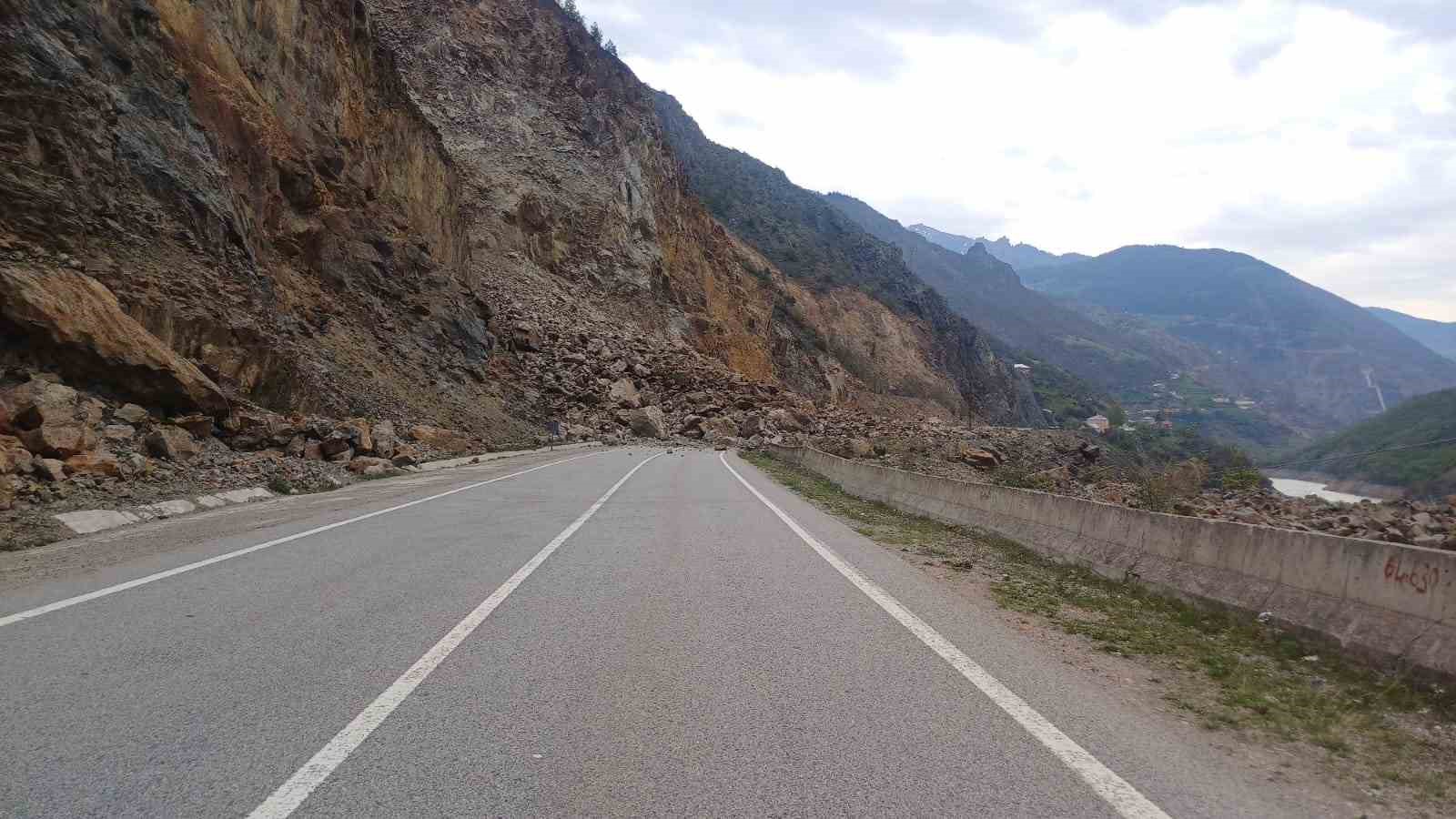 Yol ulaşıma kapandı!