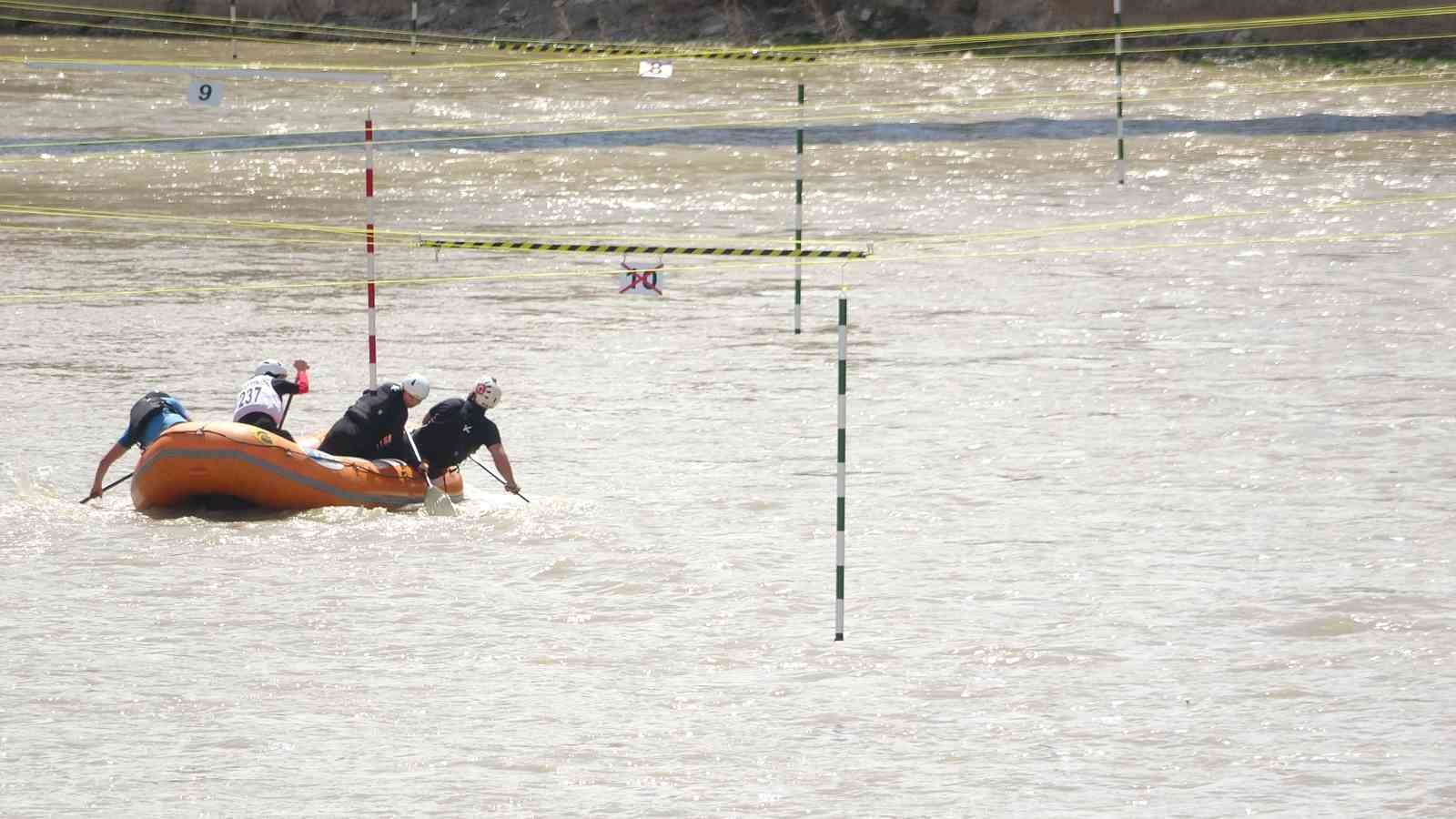 Türkiye Rafting Şampiyonası’nın ikinci gününde de heyecan doruktaydı
