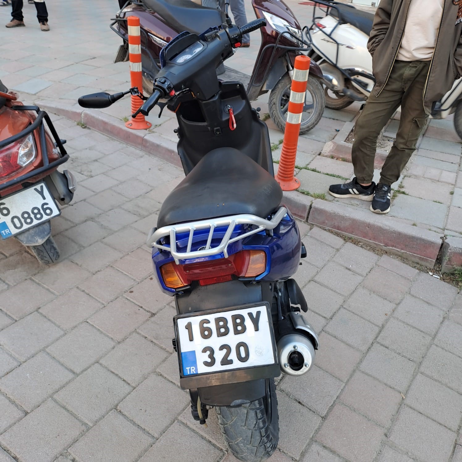 Kontrolden çıkan motosiklet önündeki otomobile çarptı