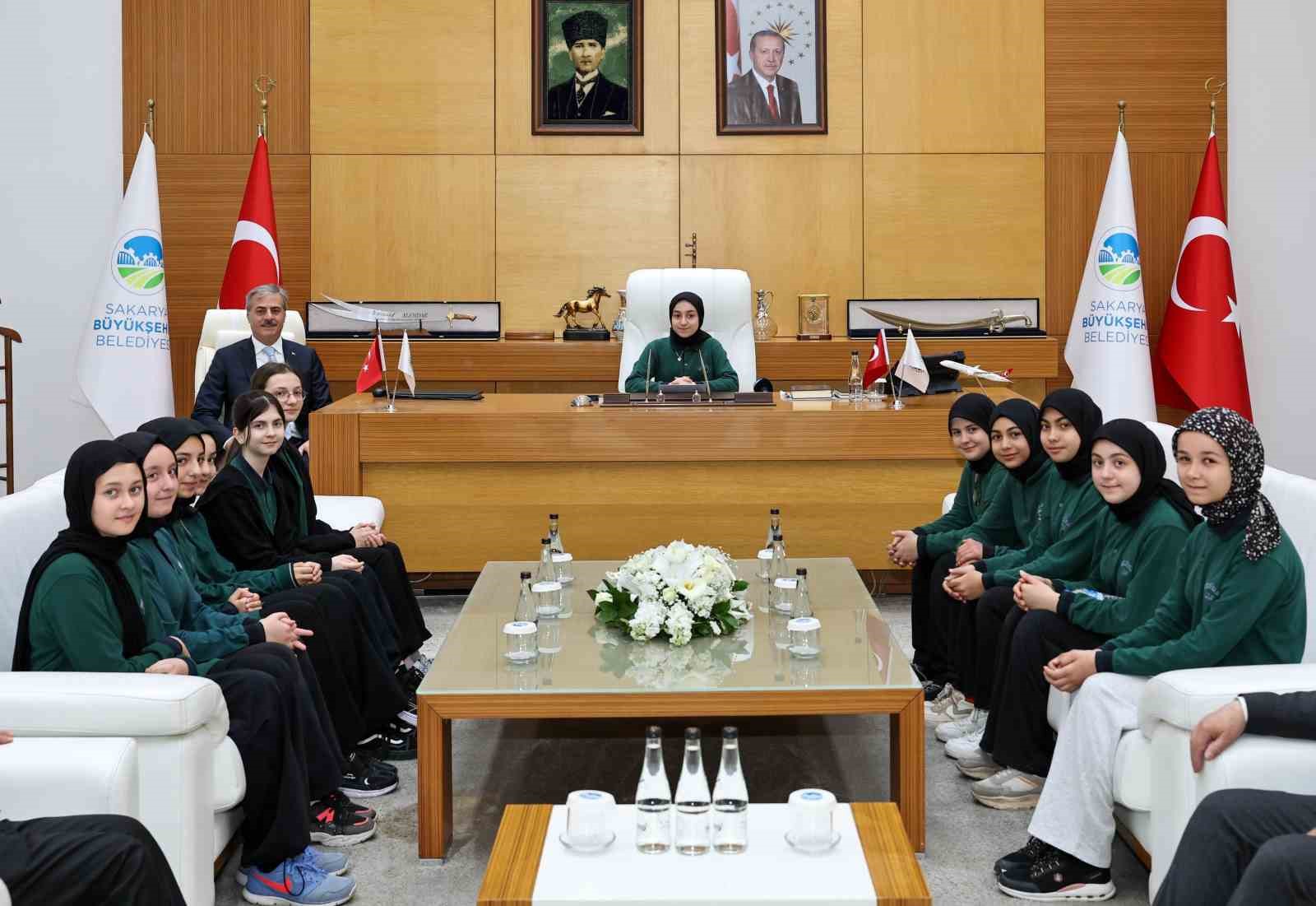 Yusuf Alemdar’ın başkanlık koltuğuna Zeynep geçti: "Yarının geleceği bizim elimizde"