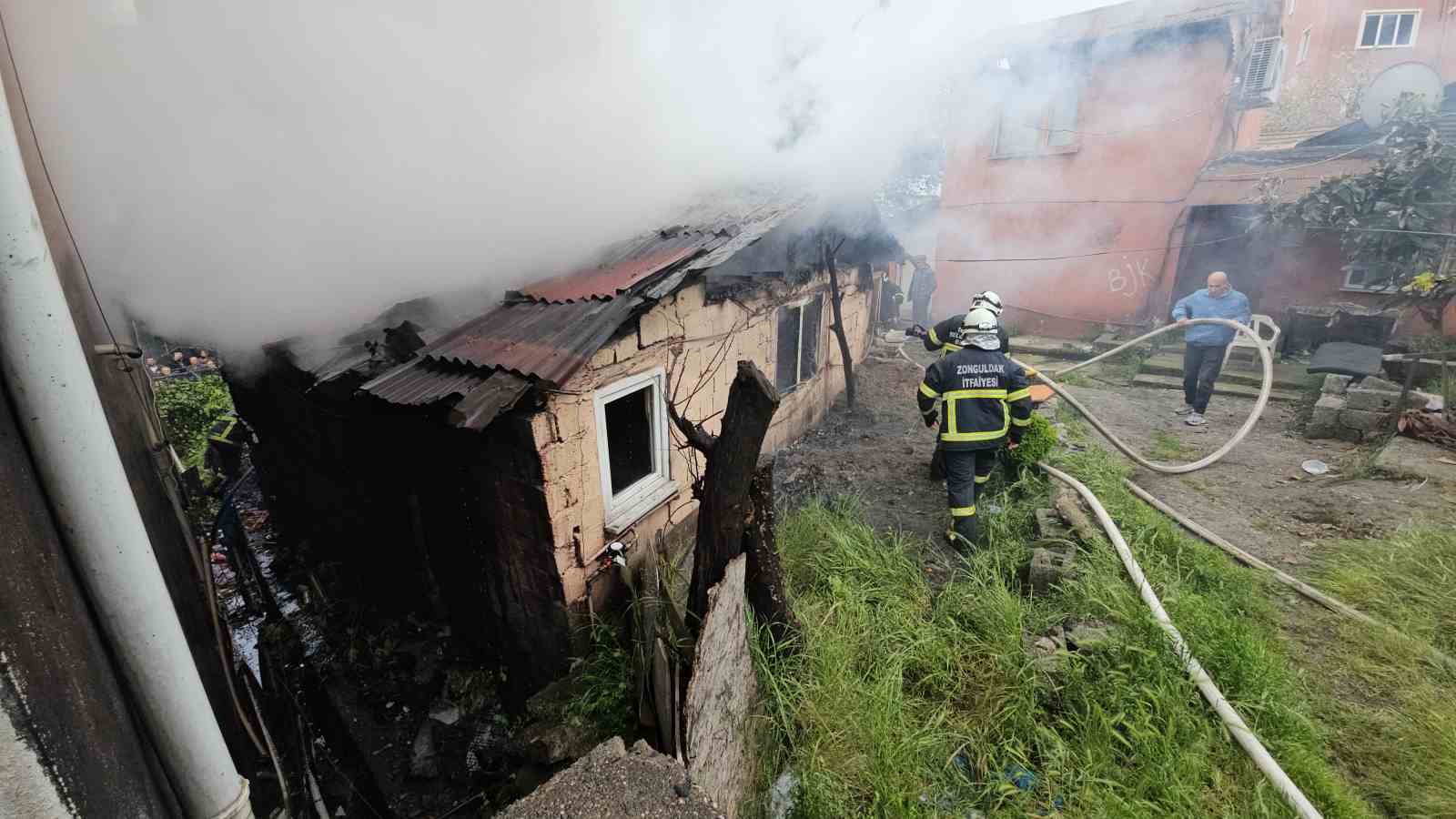 Gecekonduda çıkan yangında mahsur kalan yaşlı adamı otopark görevlisi kurtardı