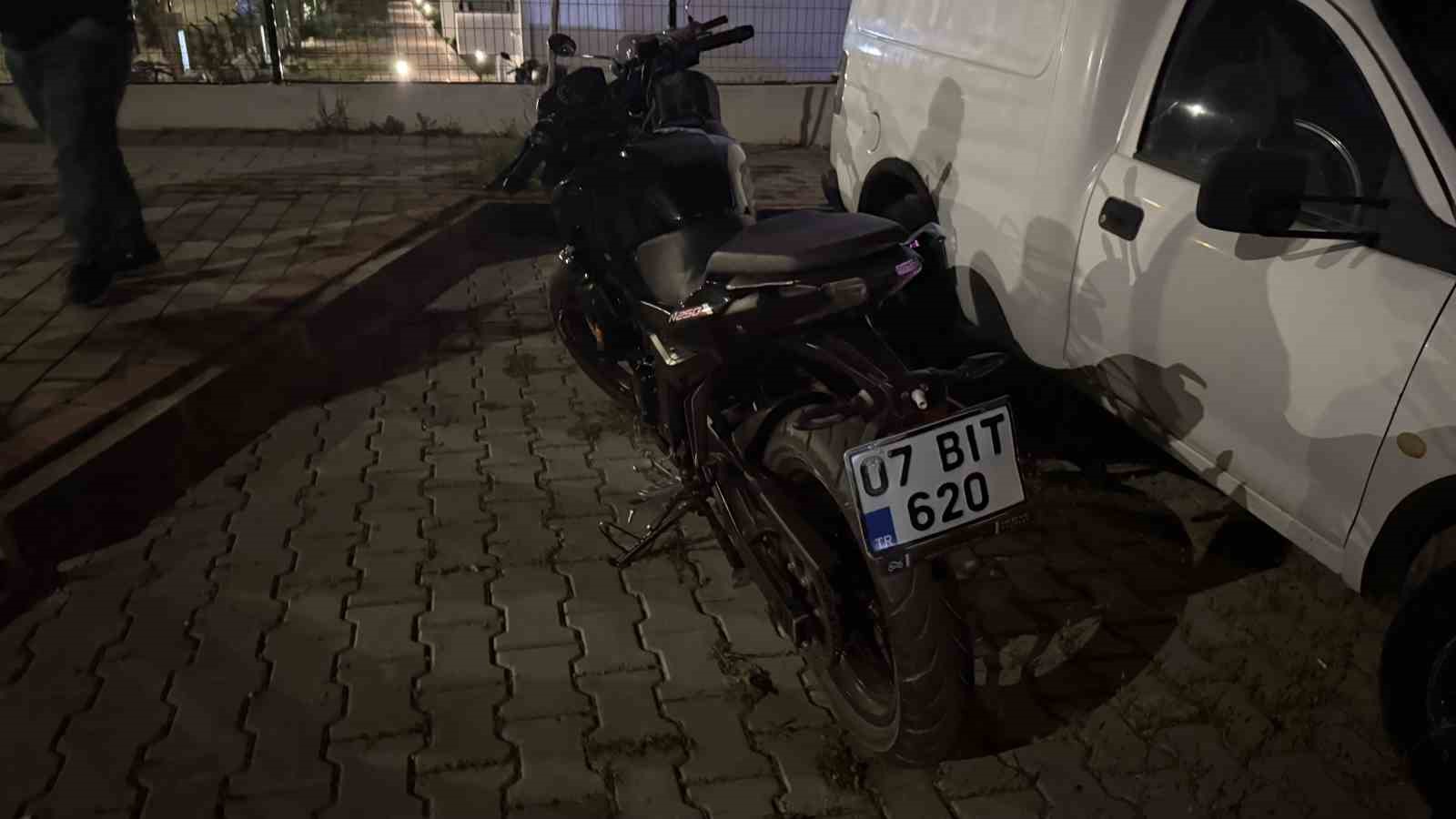 Gazipaşa&rsquo;da seyir halindeki motosikletten d&uuml;şen yolcu yaralandı
