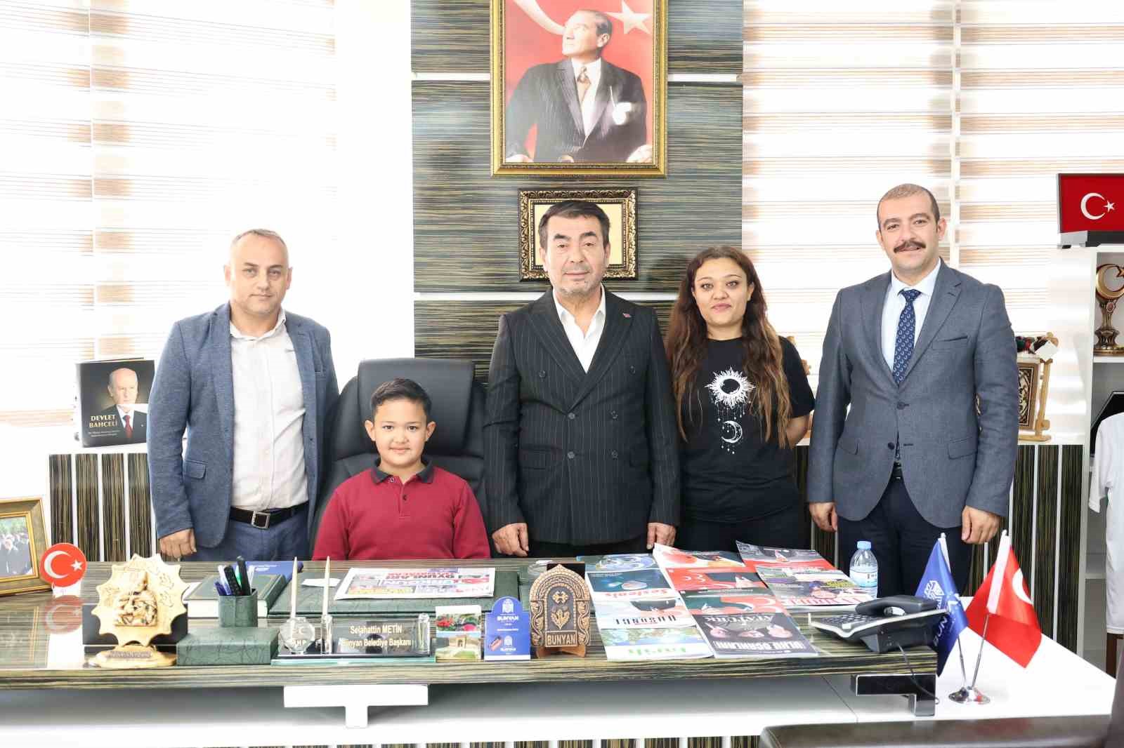 Başkan Metin koltuğunu şehit yeğenine devretti
