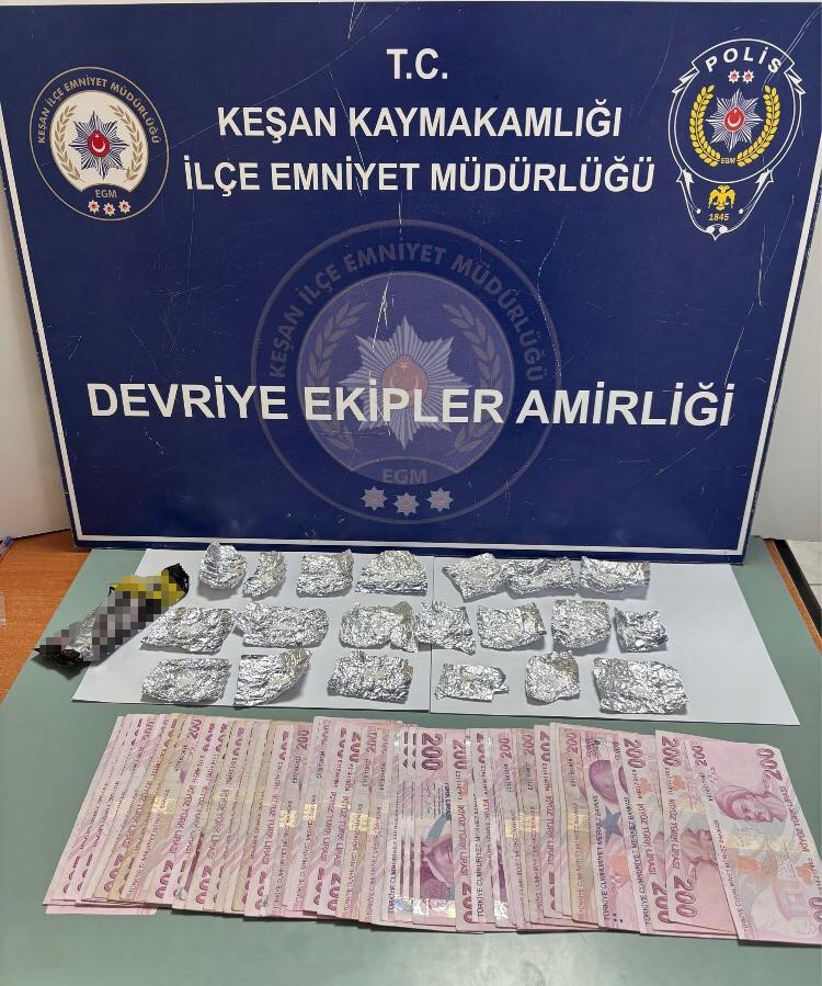 Çikolata paketine sakladığı uyuşturucu ile yakalandı