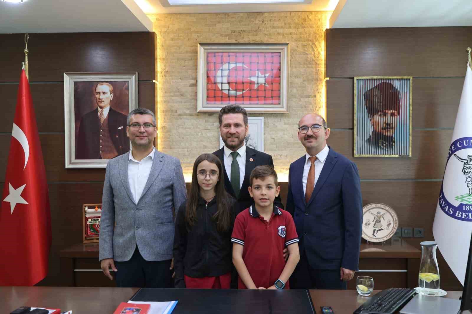 Tavas’ın geleceği çocuklar, belediye başkanlığı koltuğunu devraldı