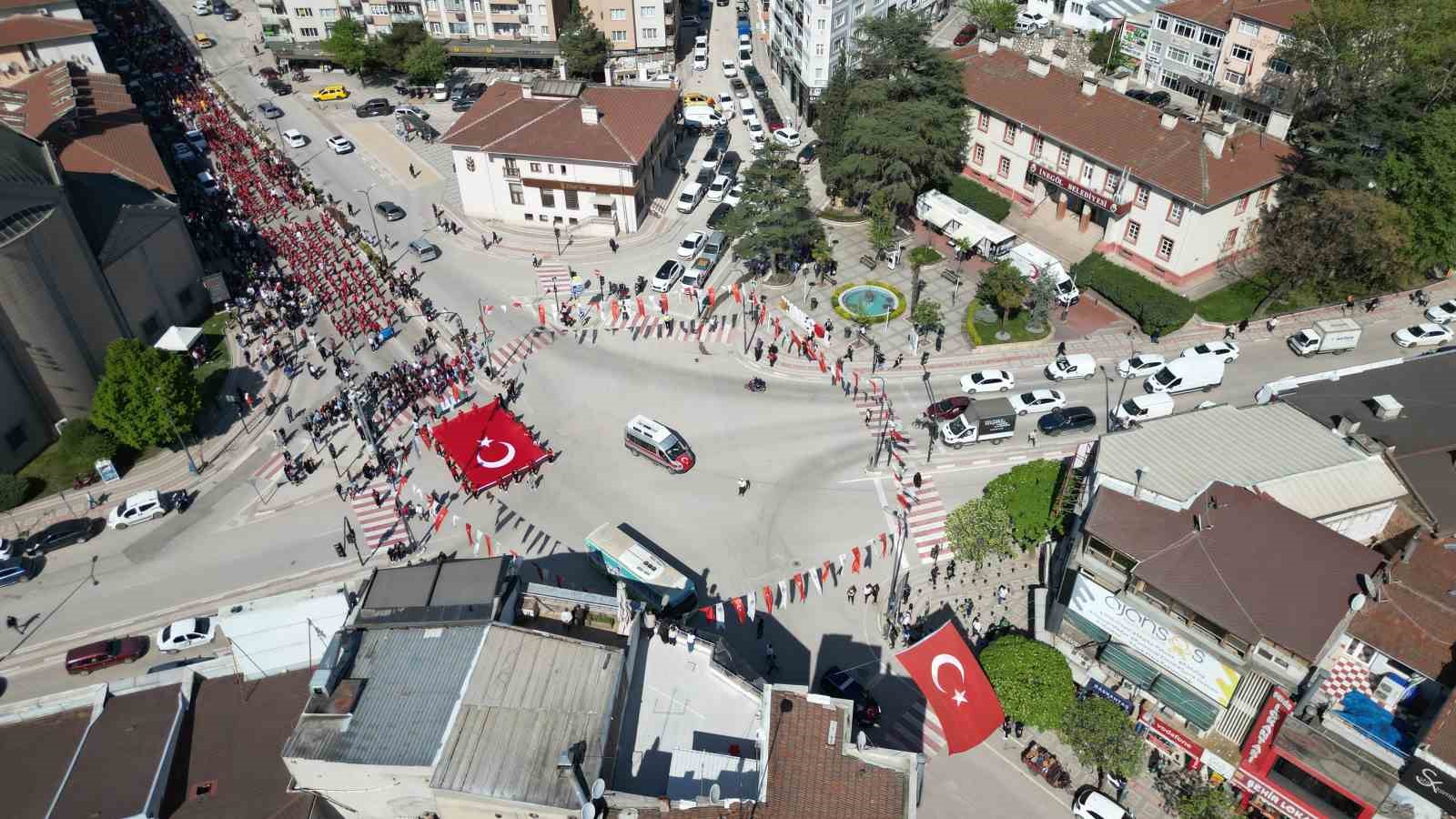 İnegöl’de 23 Nisan çoşkusu sokaklara taştı