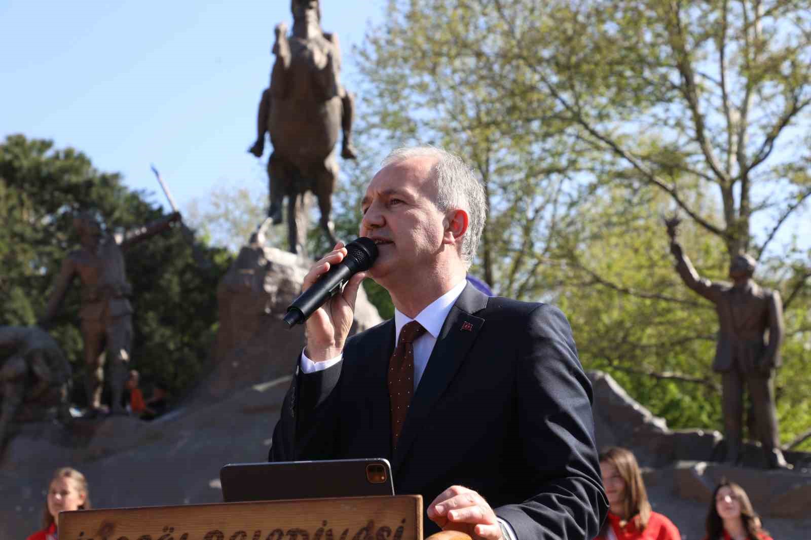 İneg&ouml;l&rsquo;de 23 Nisan &ccedil;oşkusu sokaklara taştı
