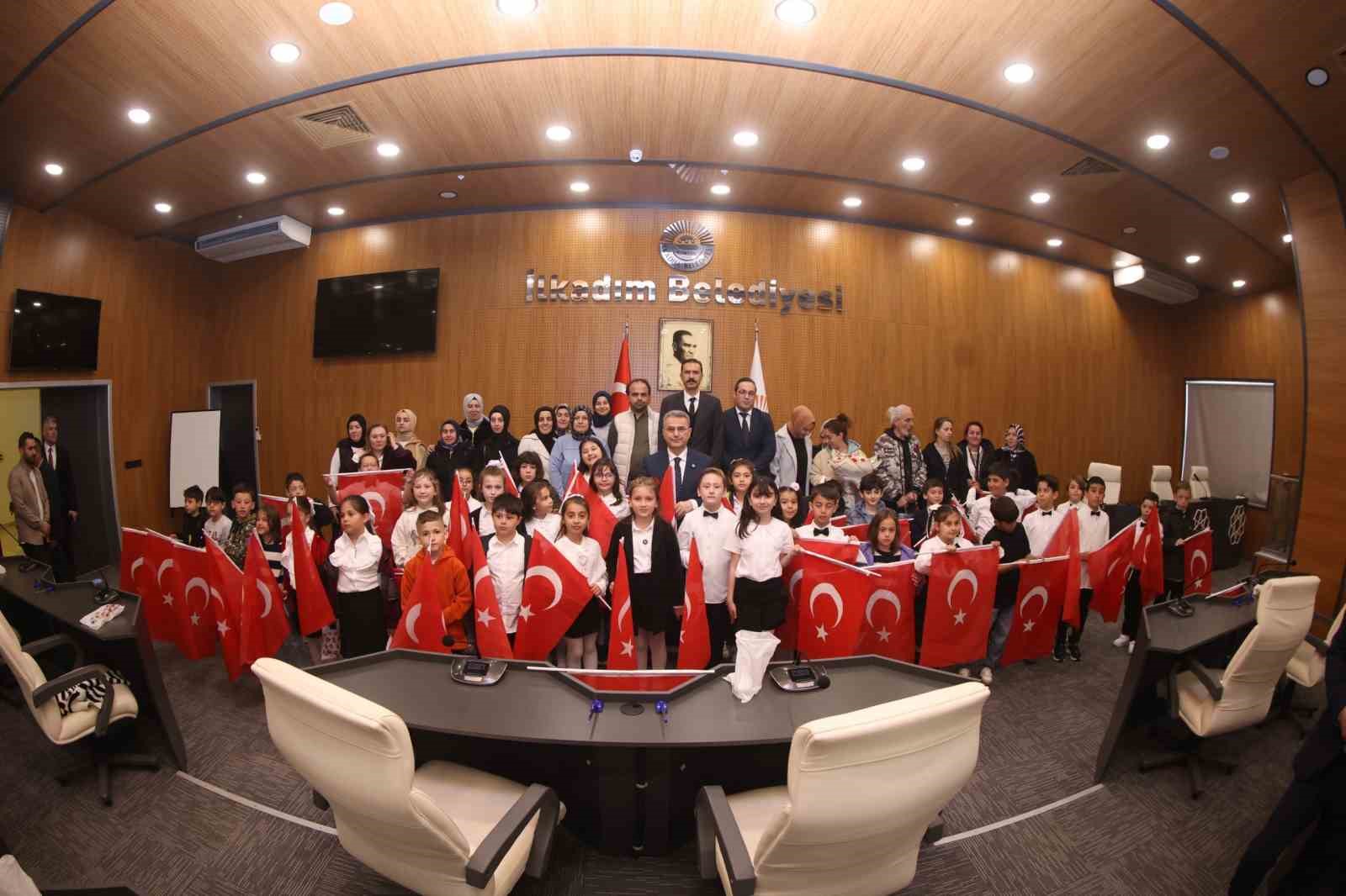 Başkan İhsan Kurnaz koltuğunu çocuklara devretti