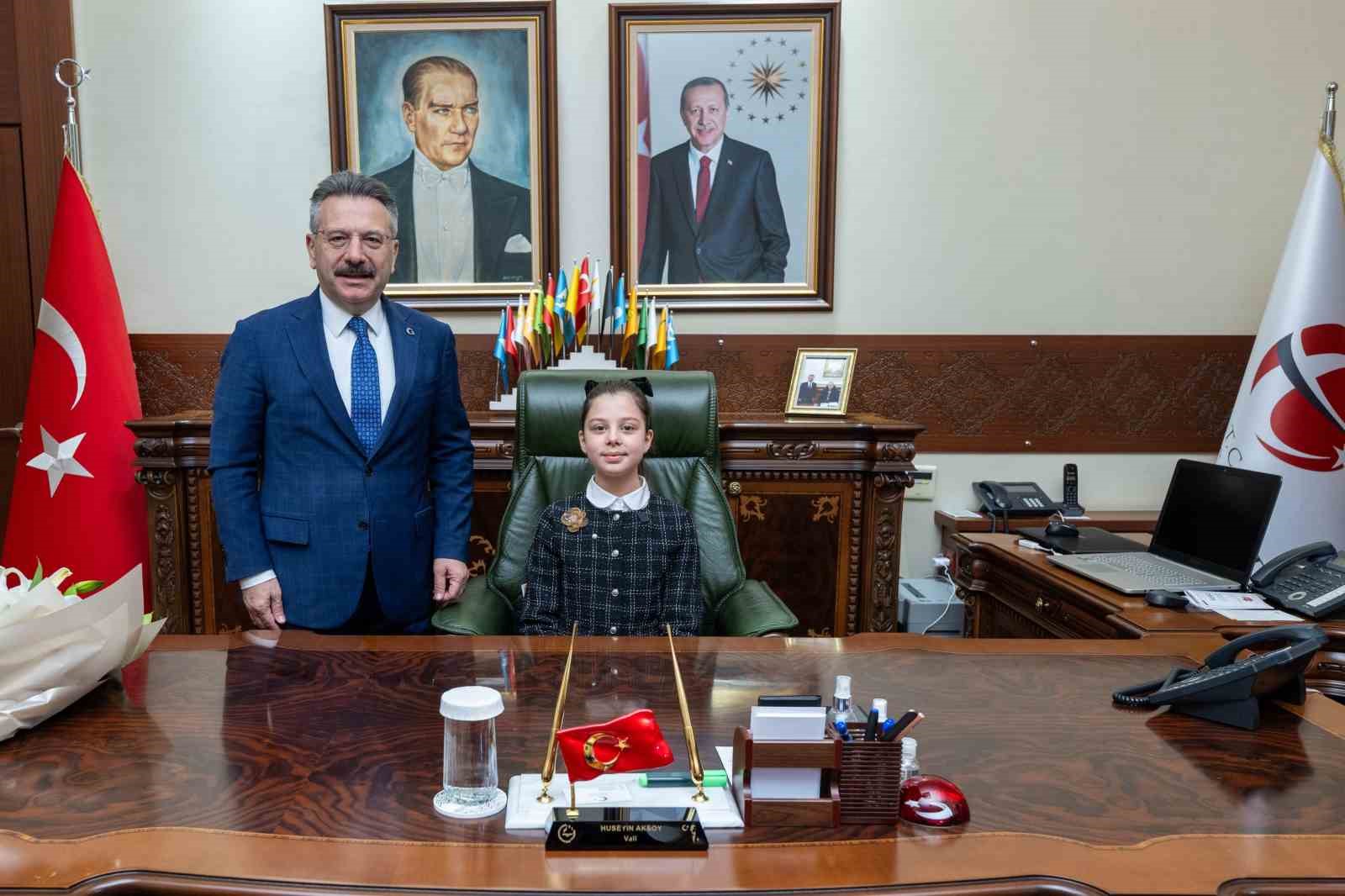 Vali Aksoy 23 Nisan’da koltuğunu minik Hatice’ye devretti