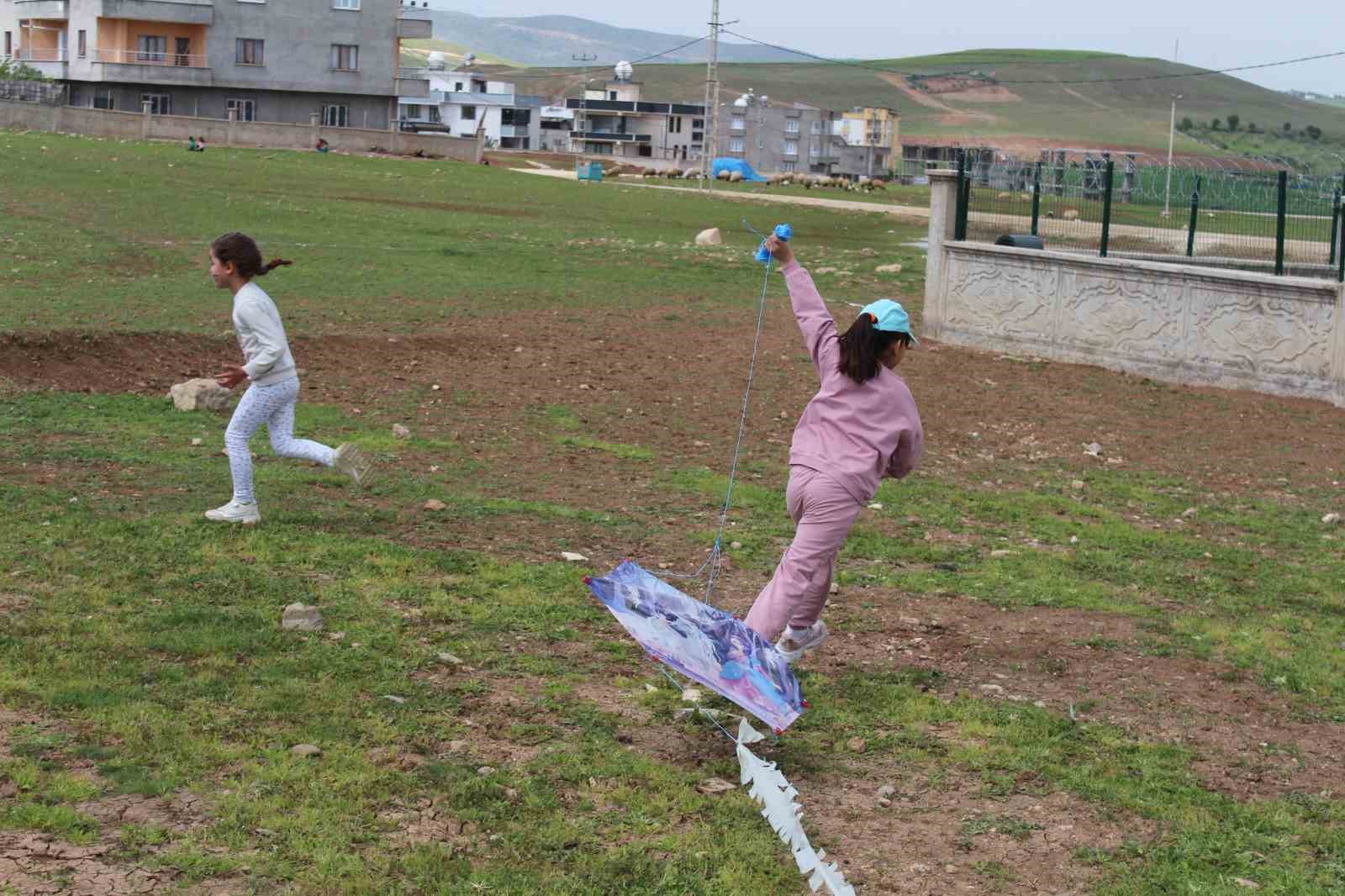 Siirt’te 23 Nisan dolayısıyla uçurtma şenliği düzenlendi