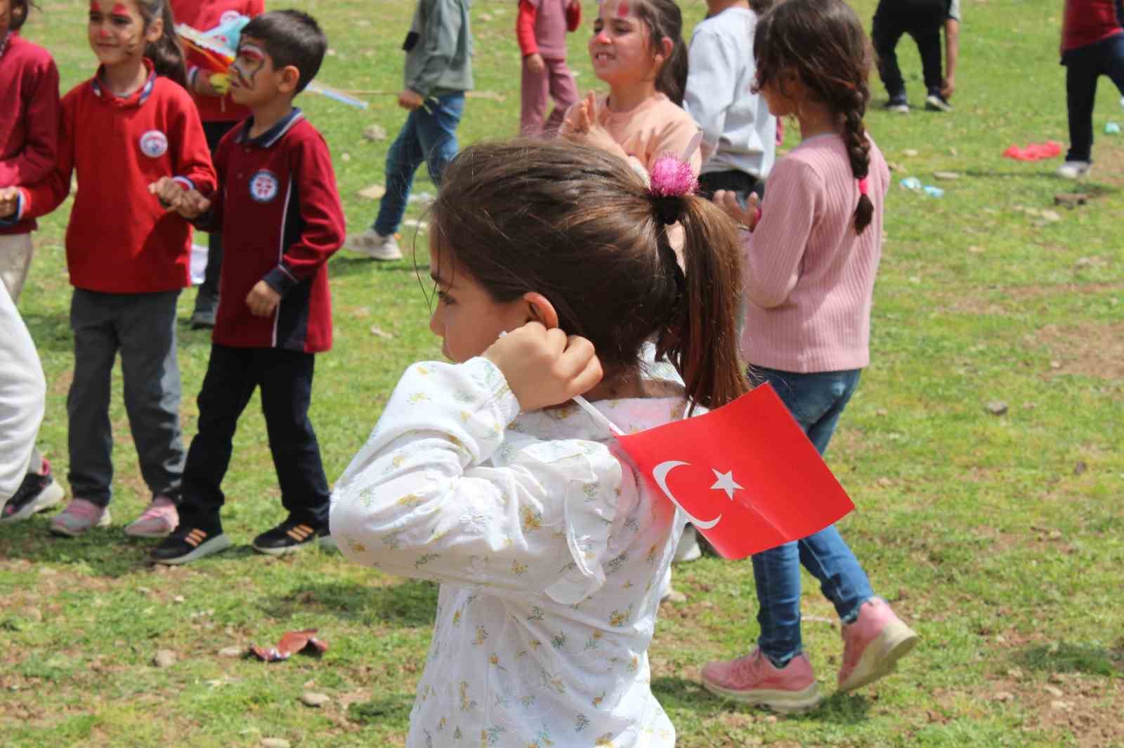 Siirt&rsquo;te 23 Nisan dolayısıyla u&ccedil;urtma şenliği d&uuml;zenlendi
