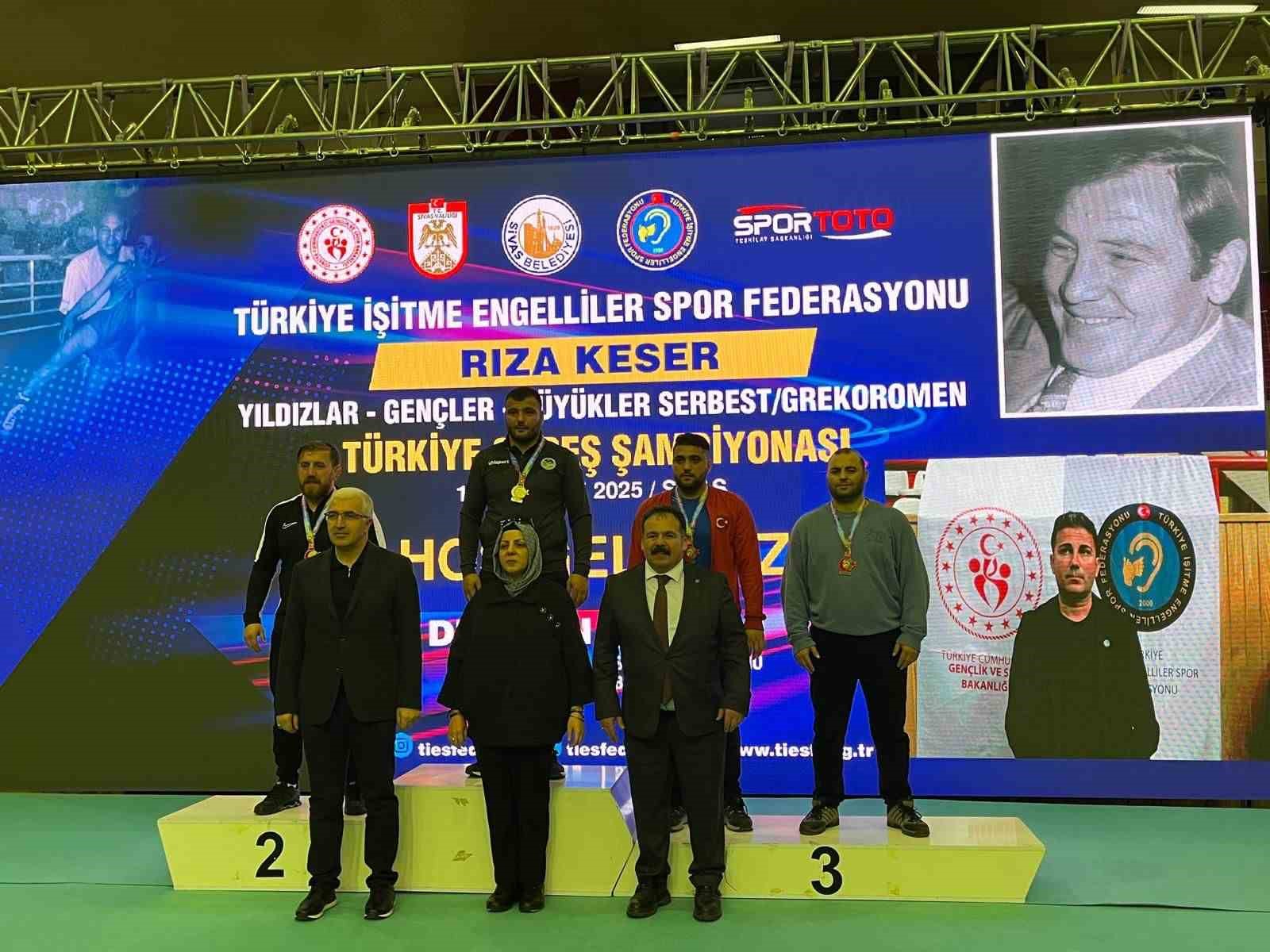 Sakarya Büyükşehir güreşçileri Sivas’ta şampiyon oldu