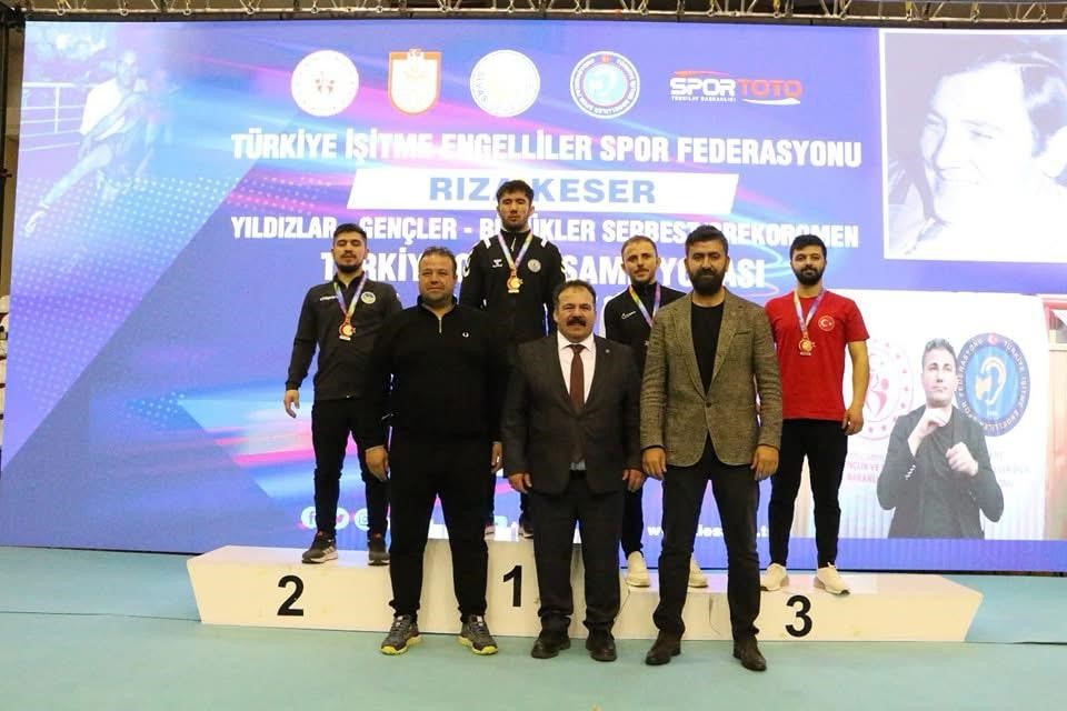 Sakarya B&uuml;y&uuml;kşehir g&uuml;reş&ccedil;ileri Sivas&rsquo;ta şampiyon oldu
