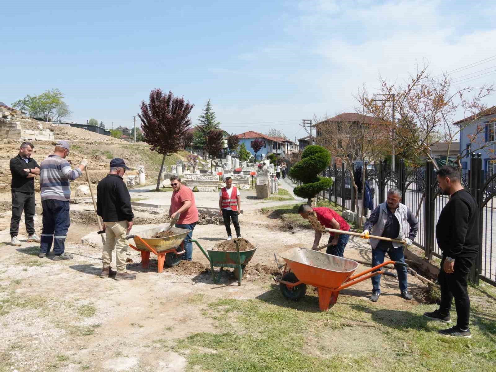 Tarihi kazılara g&ouml;n&uuml;ll&uuml; katılıyorlar
