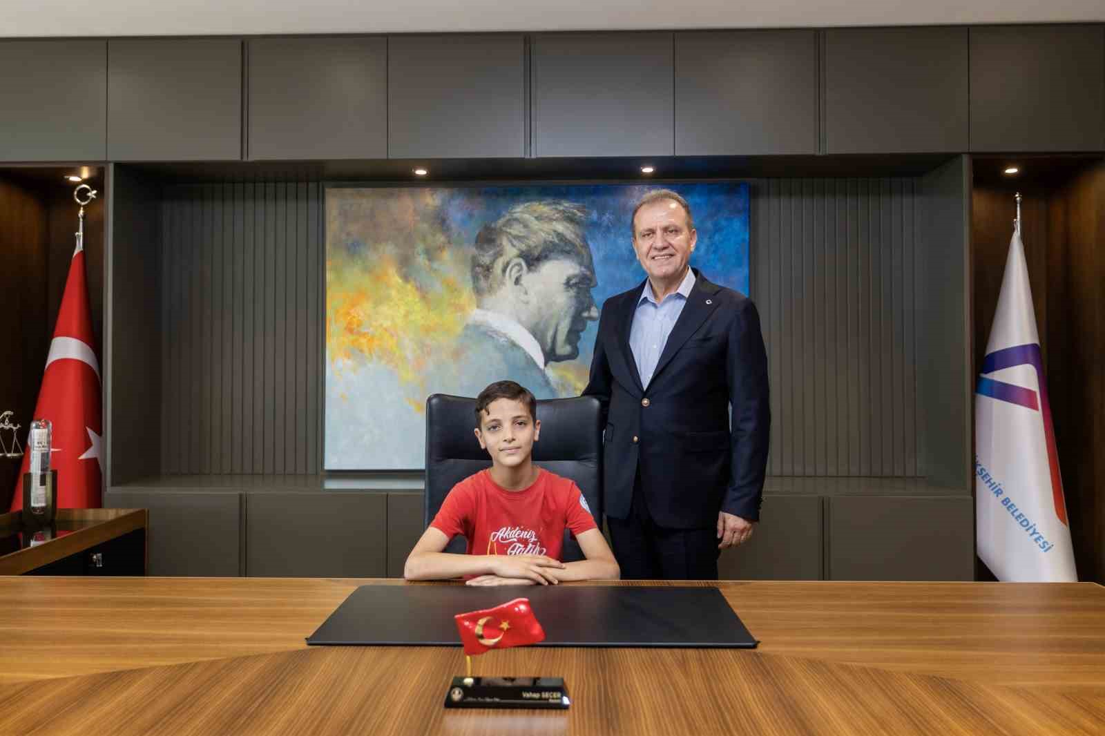 Başkan Seçer, makam koltuğunu öğrencilere bıraktı