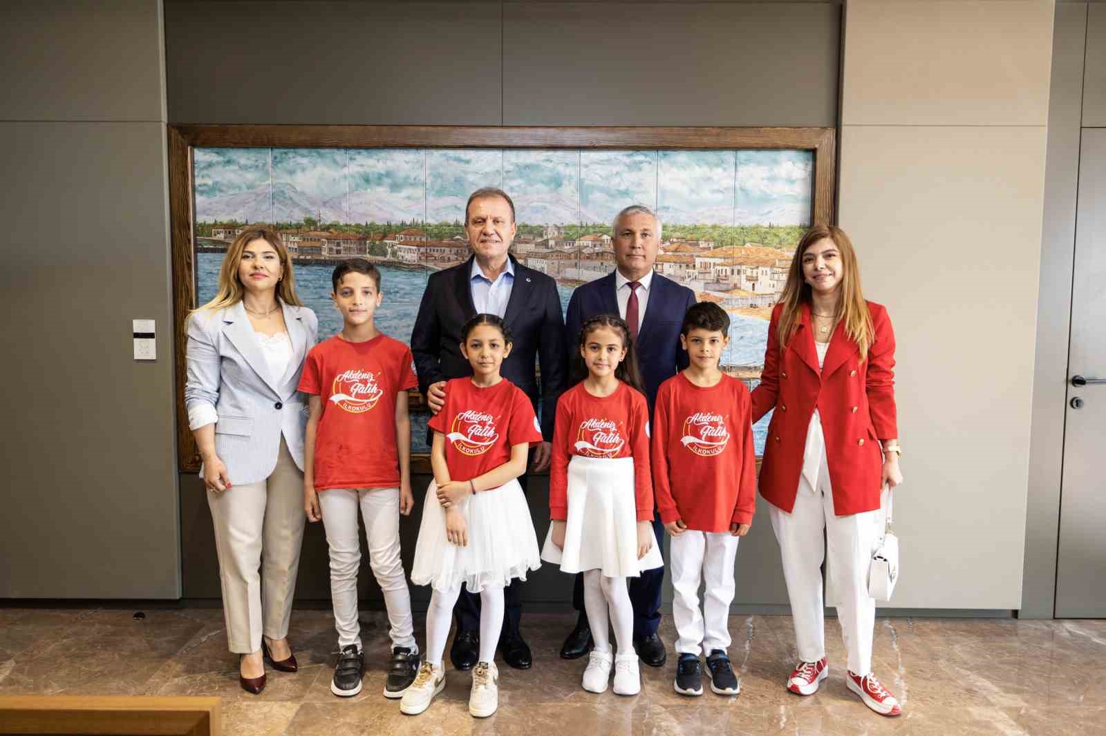 Başkan Se&ccedil;er, makam koltuğunu &ouml;ğrencilere bıraktı
