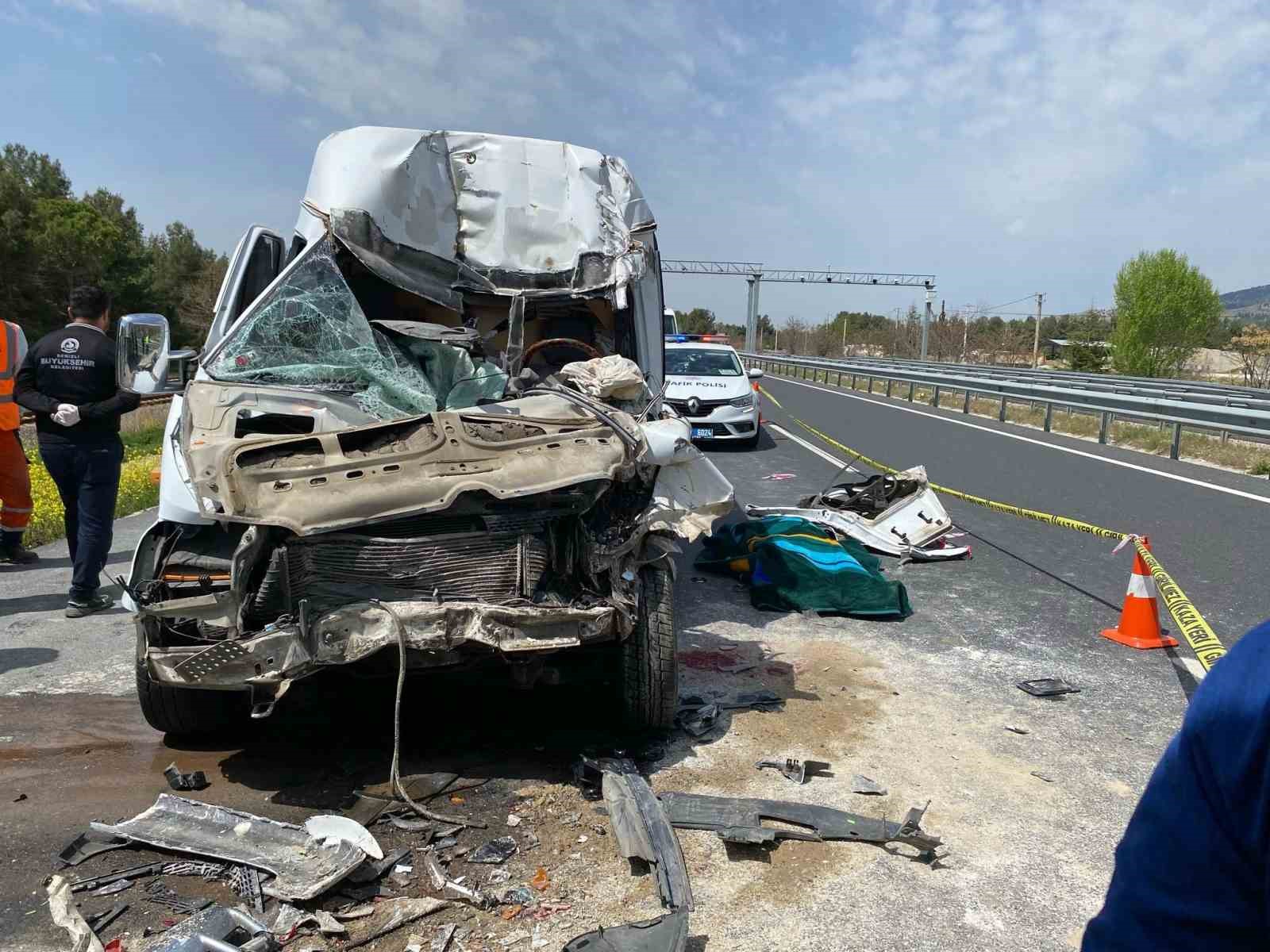 Tıra arkadan çarpan minibüs şoförü hayatını kaybetti