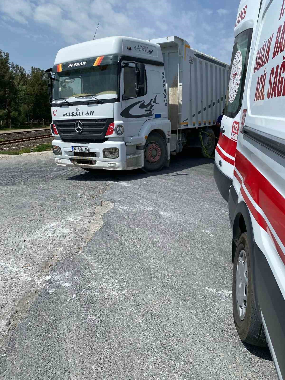 Tıra arkadan &ccedil;arpan minib&uuml;s şof&ouml;r&uuml; hayatını kaybetti
