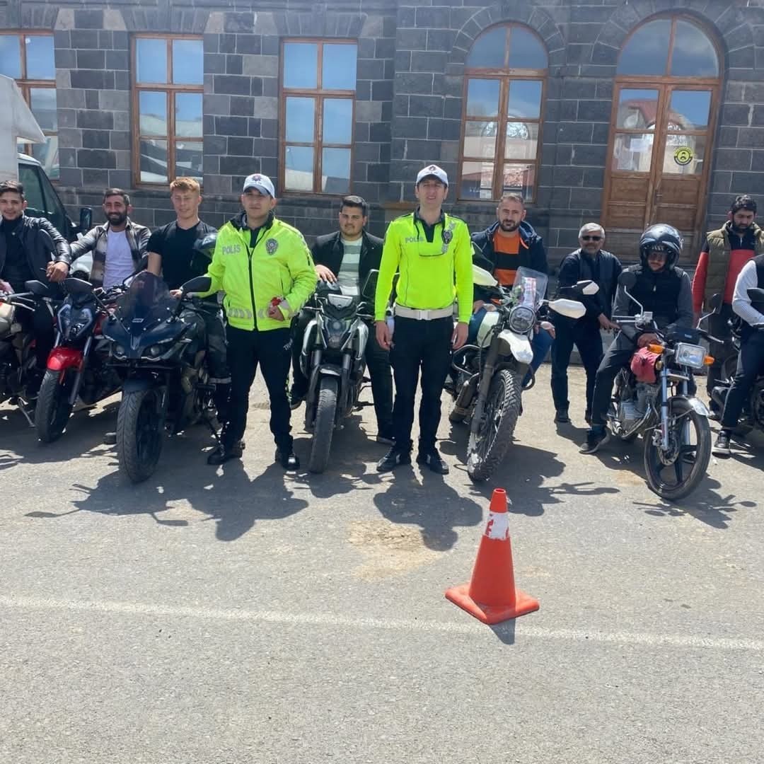 Akyaka’da motosiklet sürücüleri "Bir Kural Bir Ömür" Projesi ile bilgilendirildi