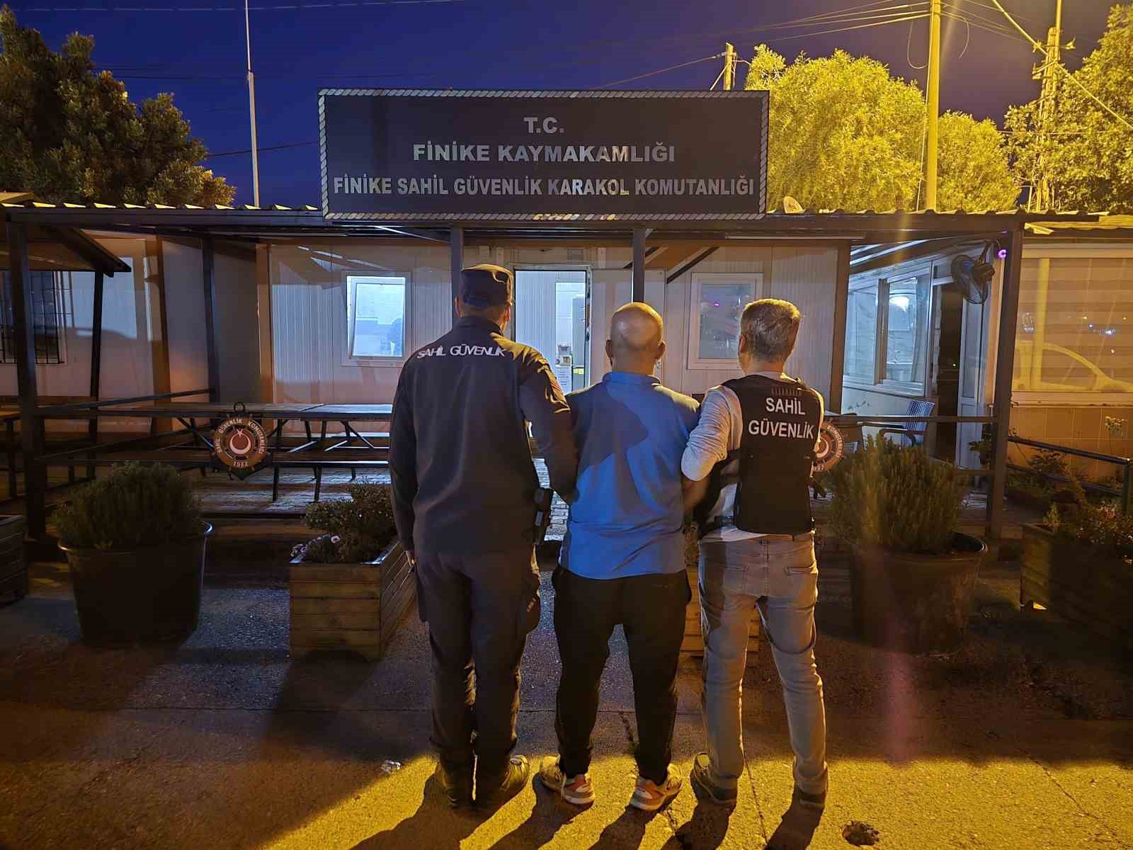 Antalya&rsquo;da g&ouml;&ccedil;men ka&ccedil;ak&ccedil;ılığı su&ccedil;undan aranan şahıs yakalandı

