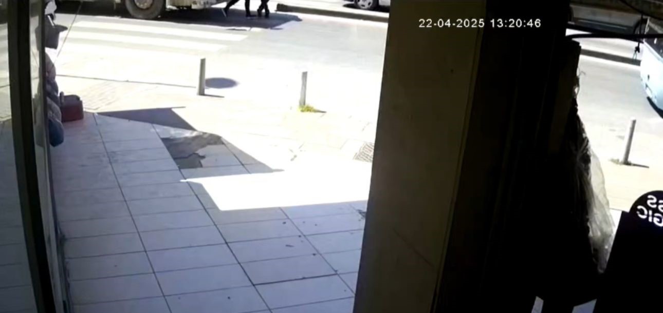 Maltepe’de hafriyat kamyonu yaya geçidindeki çifte çarptı