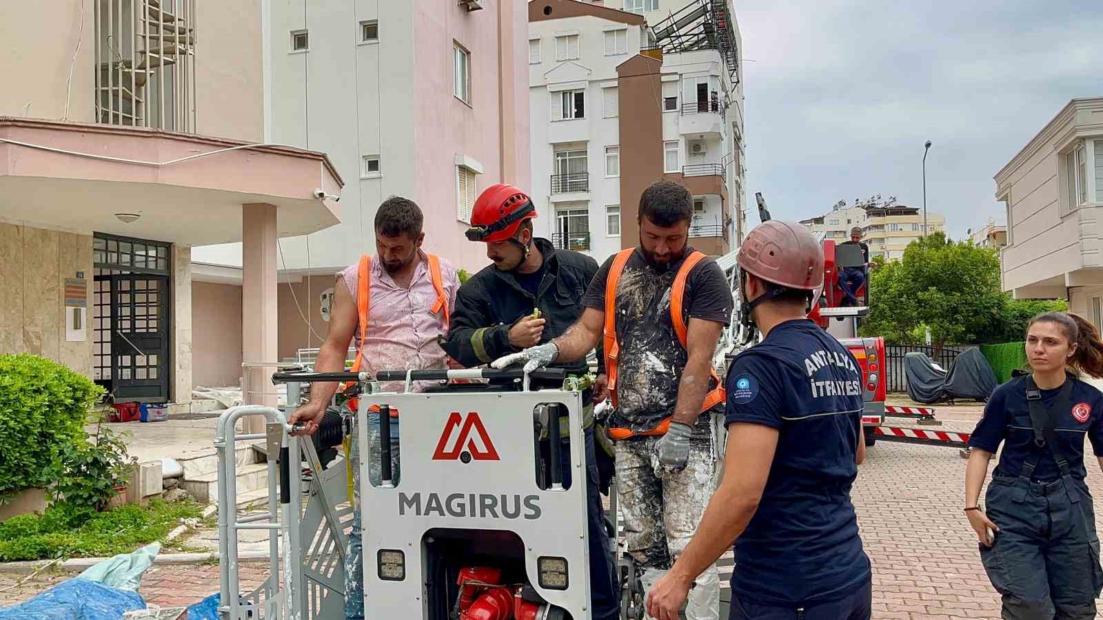 12. katta can pazarı: 2 işçi iskelede mahsur kaldı