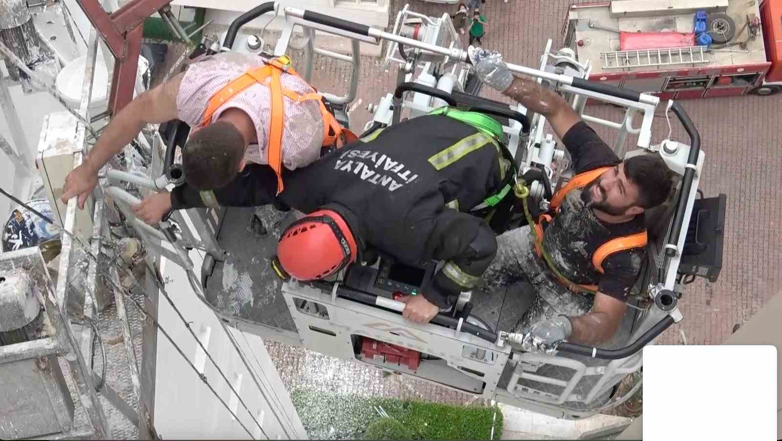 12. katta can pazarı: 2 işçi iskelede mahsur kaldı