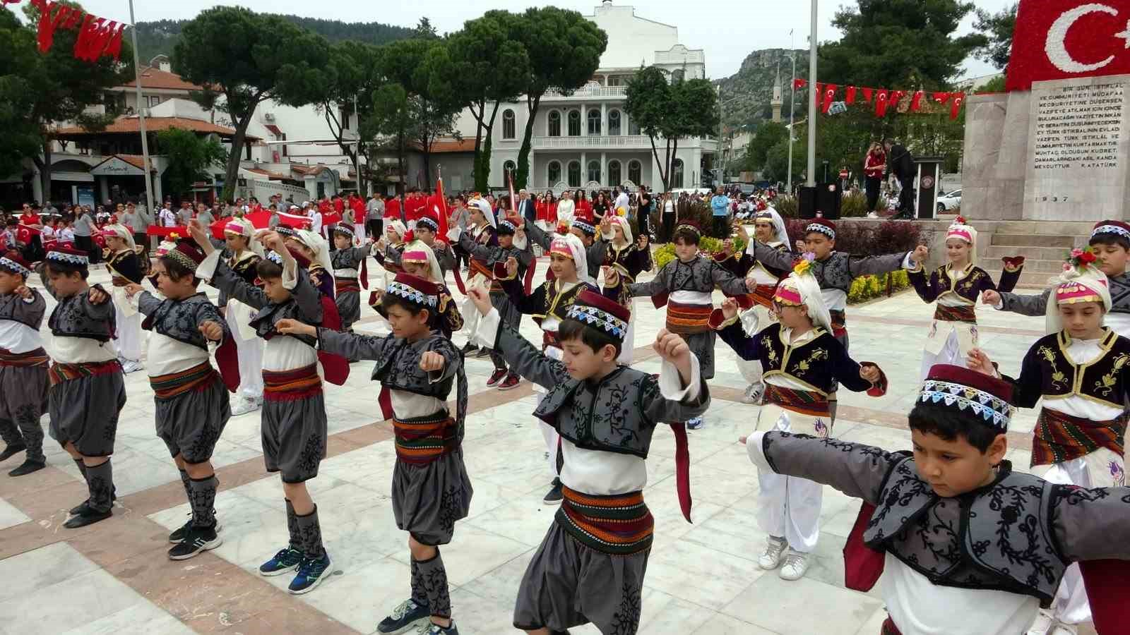 Muğla’da 23 Nisan coşkusu kortej yürüyüşüyle başladı