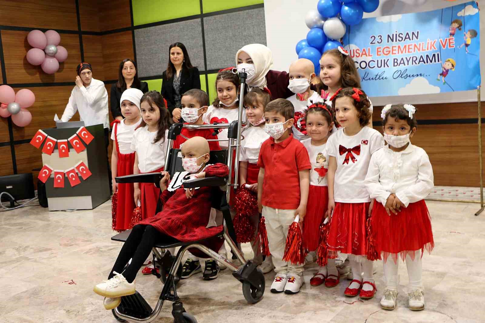 Hastanede tedavi g&ouml;ren &ccedil;ocuklar 23 Nisan&rsquo;ı kutladı
