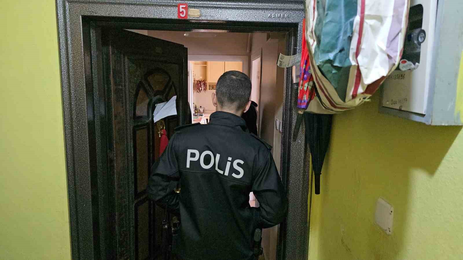 Tahliye kararına direnen kadın ekipler tarafından evden çıkartıldı