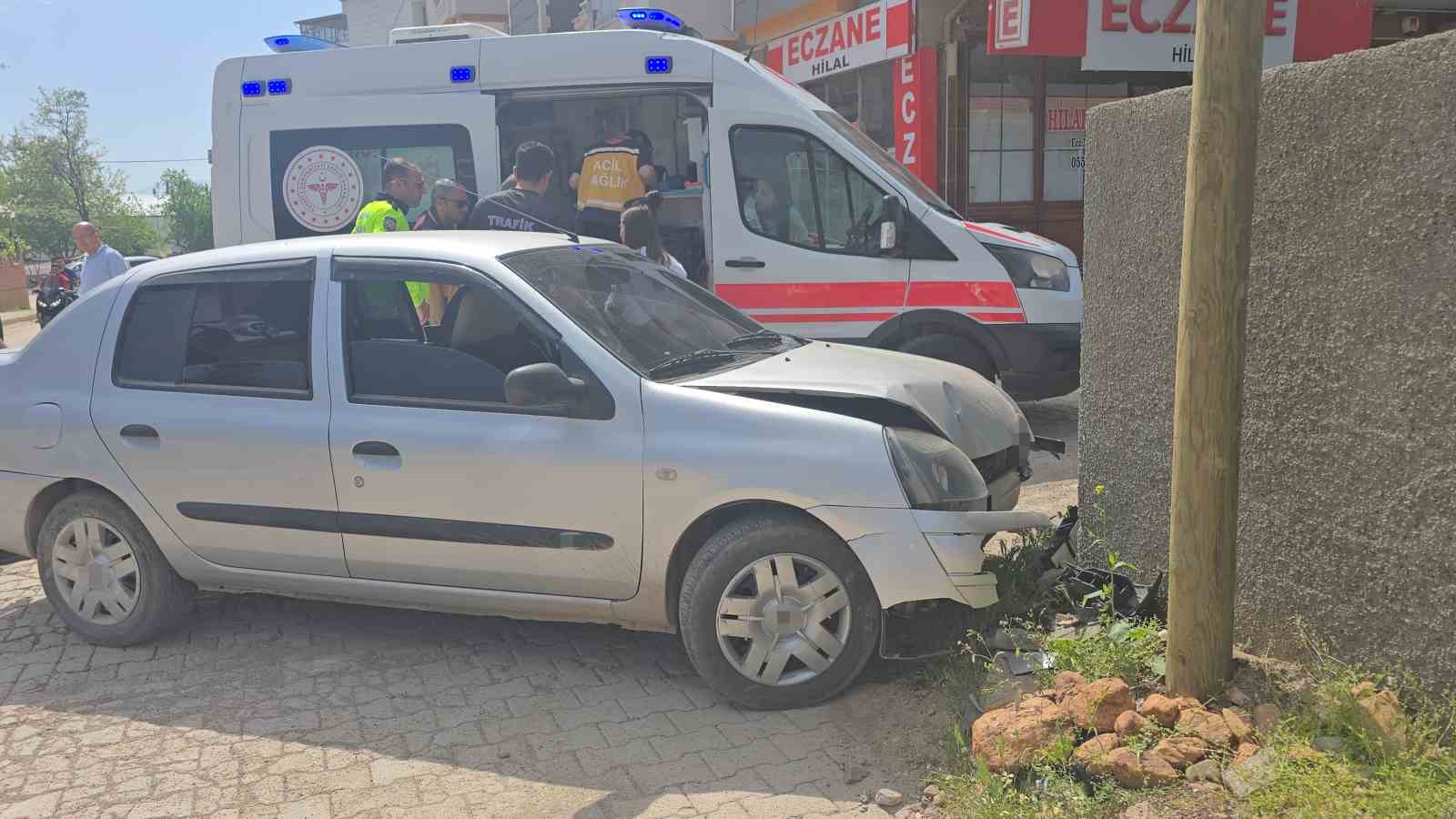 Gaziantep’te virajı alamayan otomobil duvara çarptı: 5 yaralı