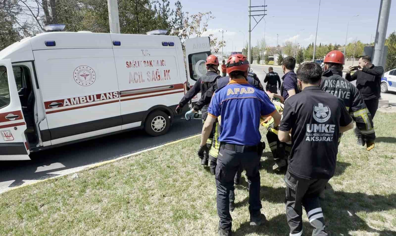 Lastiği patlayan minib&uuml;s ref&uuml;jdeki iş&ccedil;iye &ccedil;arptı: 5 yaralı

