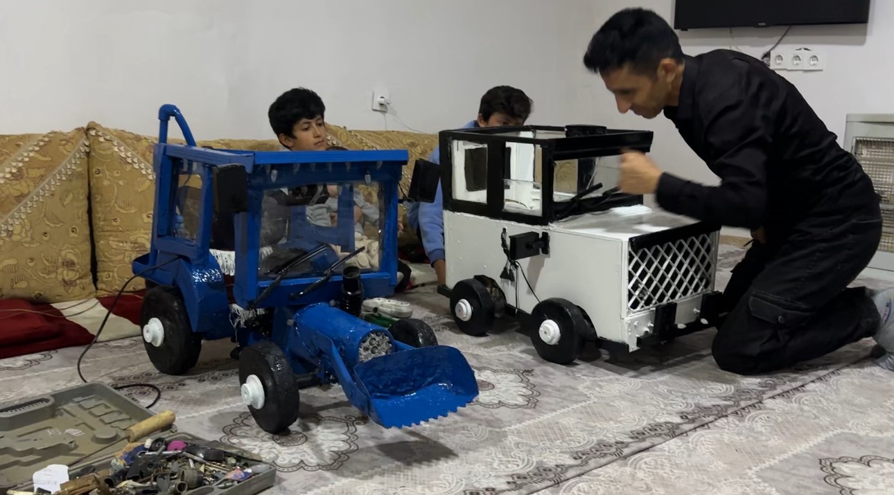 Yüksekovalı baba, çocukları için atık malzemelerden araba yaptı