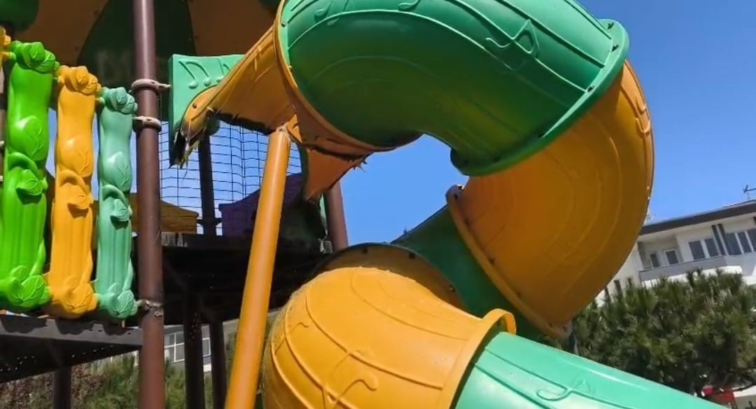 &Ccedil;ocuk parkındaki kaydırağı yakarak tahrip ettiler
