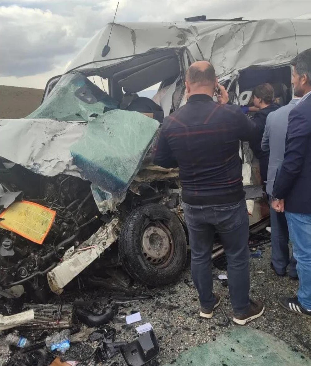 Van’da yolcu minibüsüyle kamyonet çarpıştı: Ölü ve yaralılar var