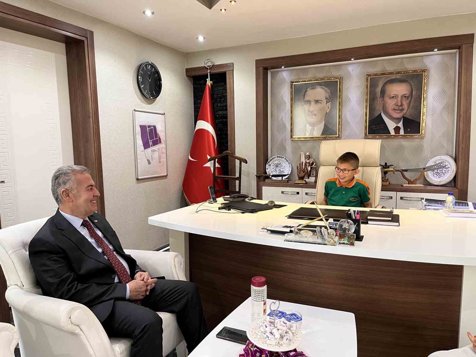 Buharkent&rsquo;te geleceğin başkanları g&ouml;reve başladı
