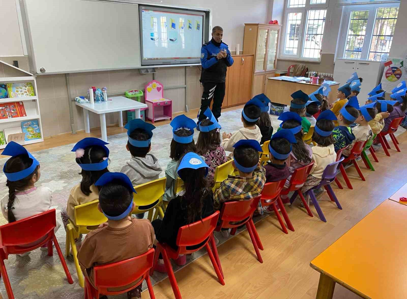Niğde Emniyeti’nden öğrencilere ve ailelere bilgilendirme faaliyetleri