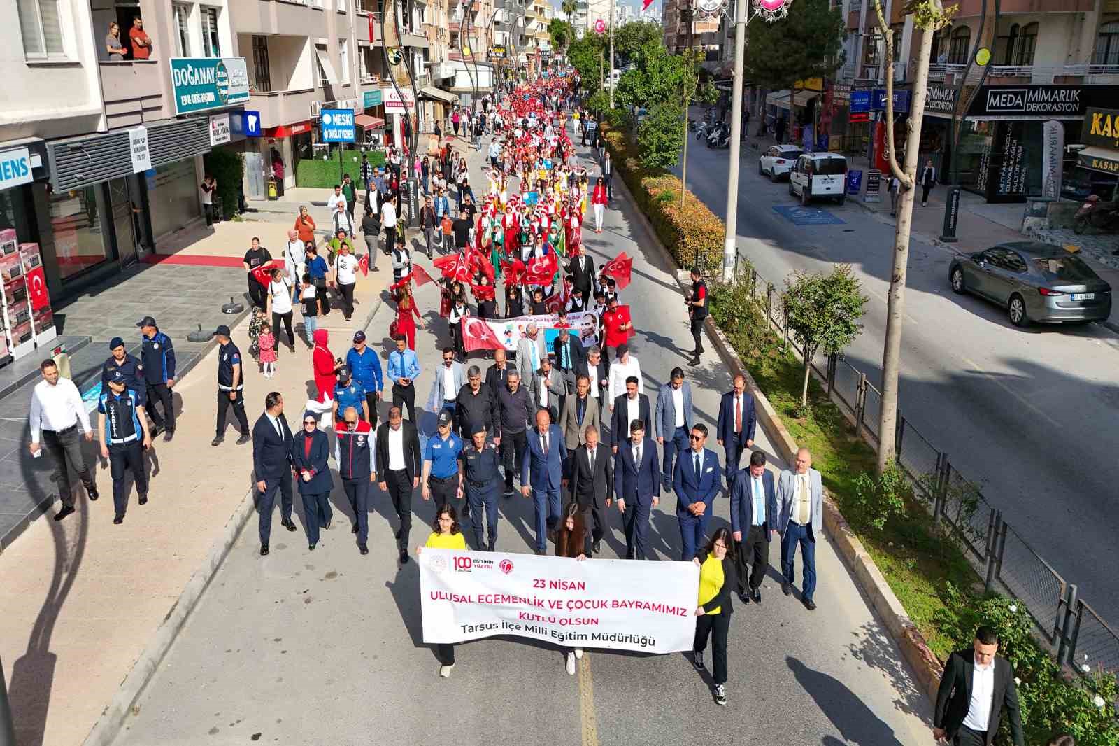 Tarsus, 23 Nisan’ı coşkulu bir şekilde kutladı