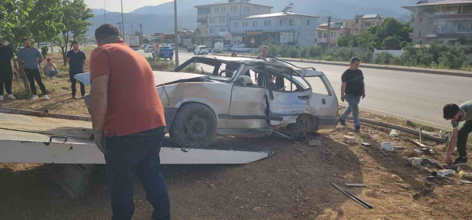 Tır ile çarpışan Tofaş hurdaya döndü: 4 yaralı