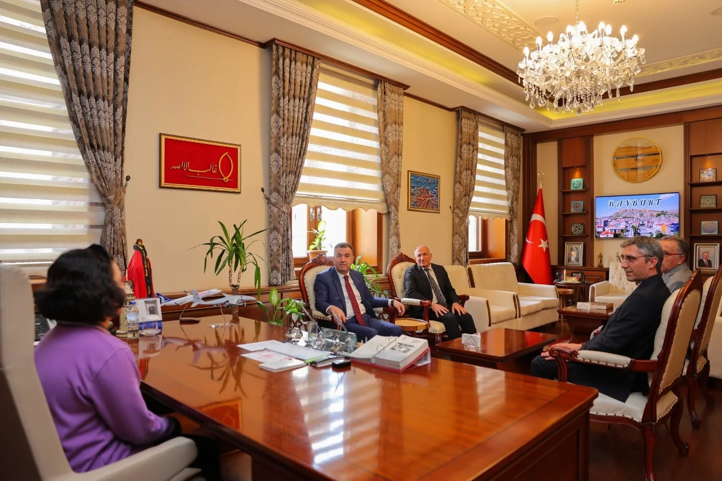 Valinin makam koltuğuna temsili 6. sınıf öğrencisi oturdu