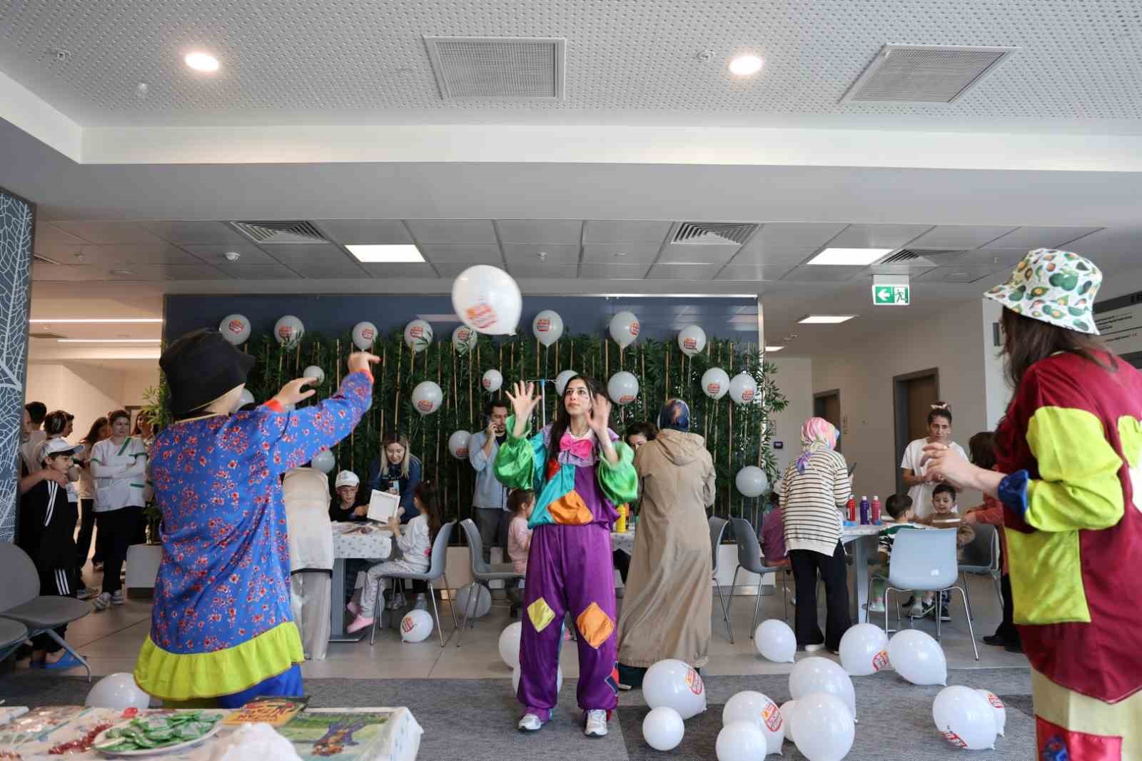 Hastanedeki çocuklara 23 Nisan sürprizi