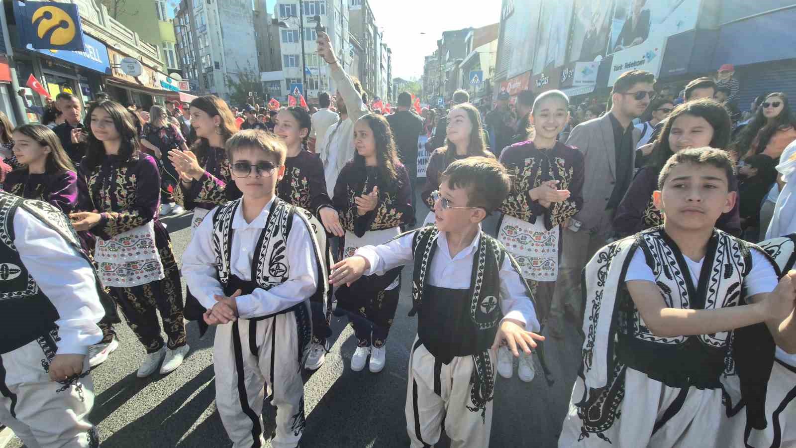 Tekirdağ’da 23 Nisan yürüyüşü renkli görüntülere sahne oldu