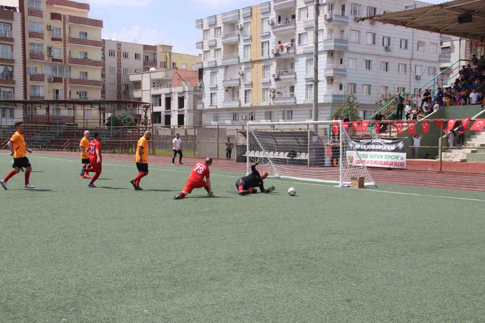 Galatasaray’ın efsaneleri Cizre’de gençlerle dostluk maçı yaptı